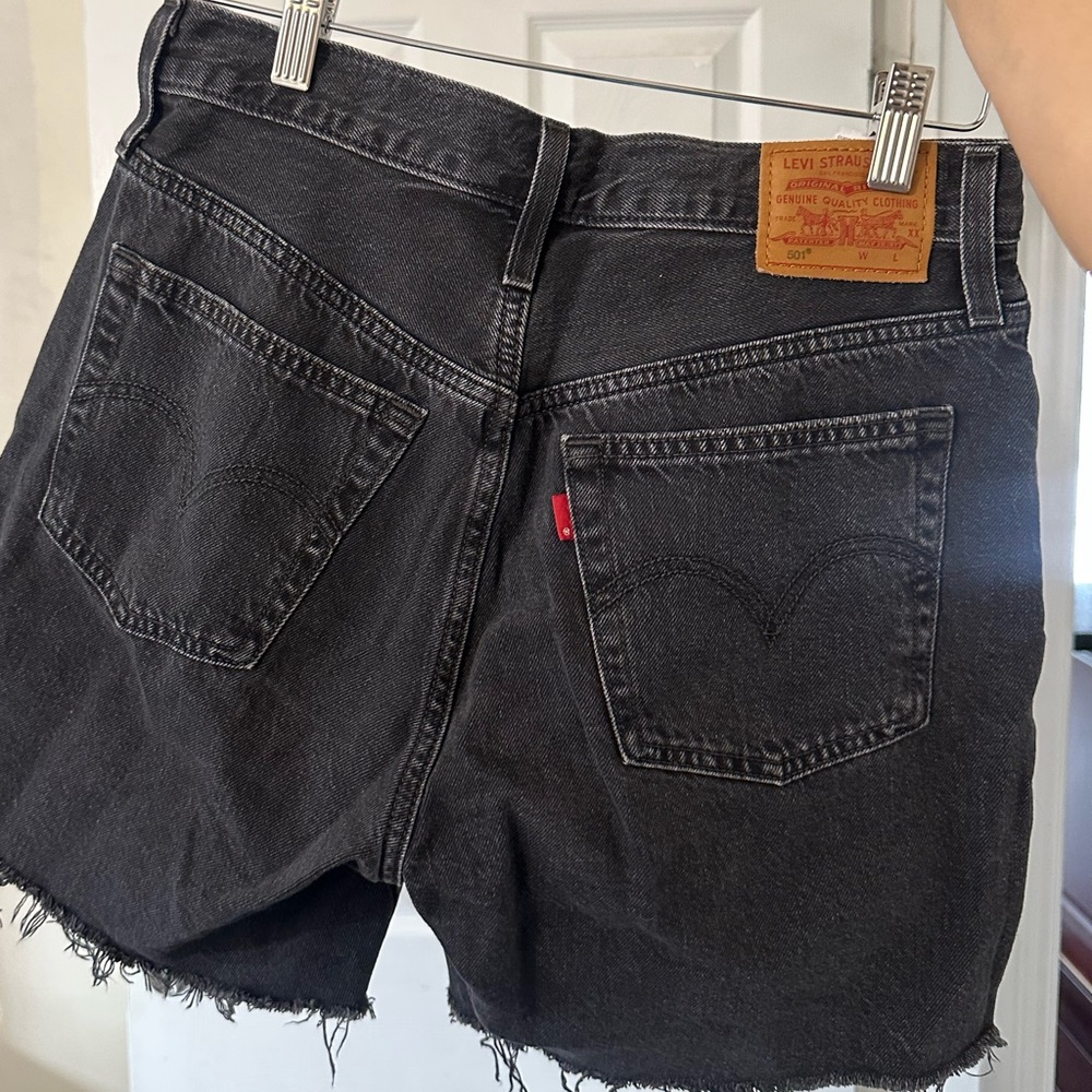 Levi’s mid thigh Jean short